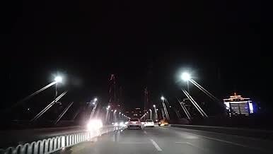 繁华城市的桥夜景视频的预览图